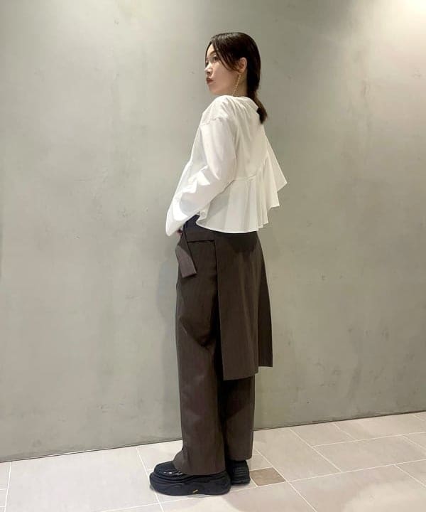 カタヤマ アヤさんの「BEAMS WOMEN｜RBS / アシメ ラッフル シャツ」を使ったコーディネート