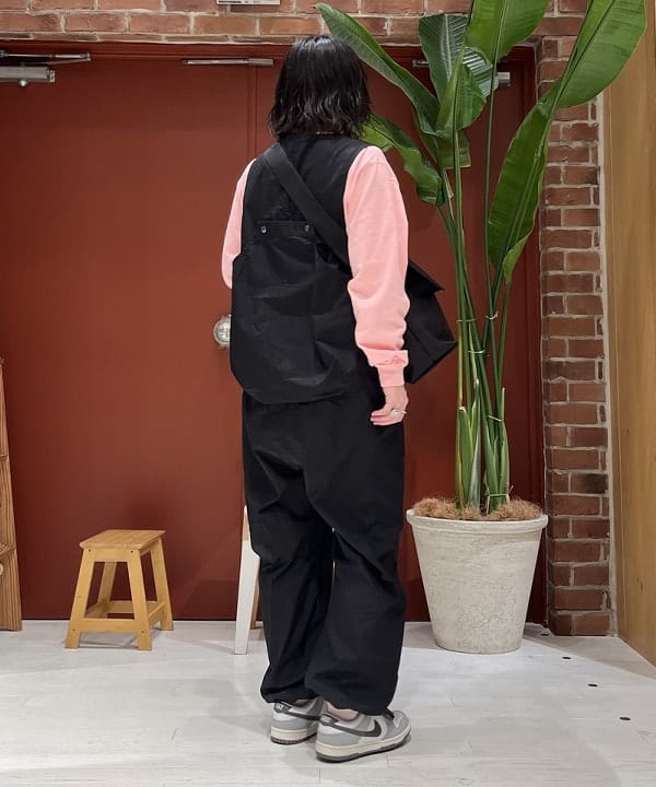 クロサワさんの「BEAMS WOMEN｜【別注】Manhattan Portage / MP1607-PL-S-3EMB-BMB」を使ったコーディネート