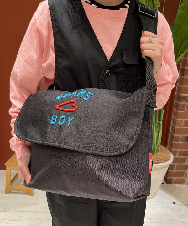 クロサワさんの「BEAMS WOMEN｜【別注】Manhattan Portage / MP1607-PL-S-3EMB-BMB」を使ったコーディネート