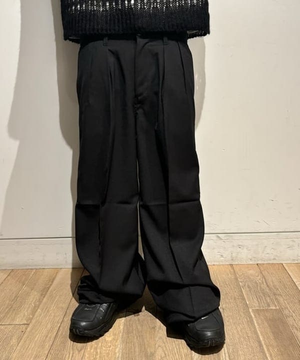 井上 隆司さんの「BEAMS WOMEN｜2プリーツ ワイド スラックス」を使ったコーディネート