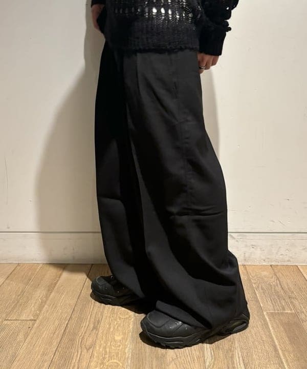 井上 隆司さんの「BEAMS WOMEN｜2プリーツ ワイド スラックス」を使ったコーディネート