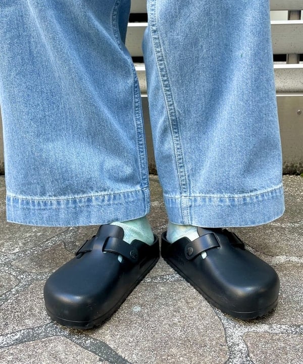 コウリキ　マミさんの「BEAMS WOMEN｜BIRKENSTOCK / 【EXCLUSIVE】 BOSTON EVA BLACK（23～24.5cm）」を使ったコーディネート
