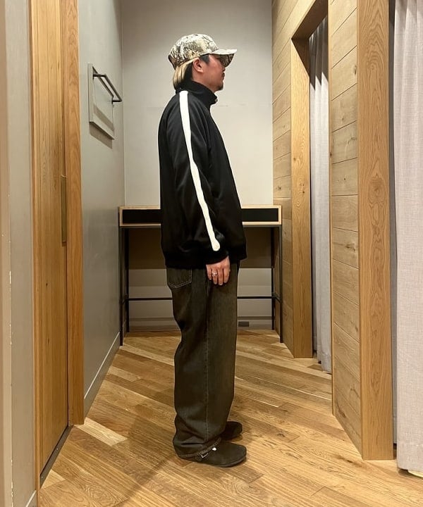 新里 京介さんの「BEAMS WOMEN｜BEAMS / ワイドフィット デニムパンツ」を使ったコーディネート