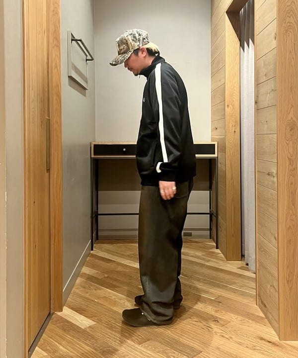 新里 京介さんの「BEAMS WOMEN｜BEAMS / ワイドフィット デニムパンツ」を使ったコーディネート