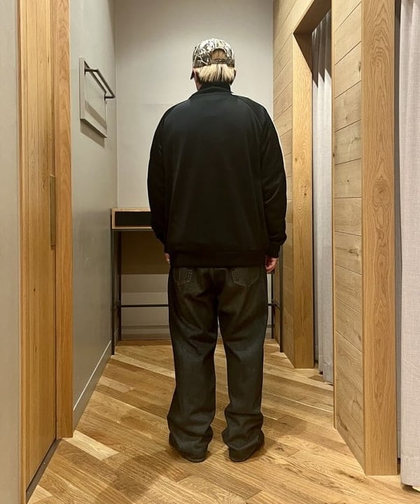 新里 京介さんの「BEAMS WOMEN｜BEAMS / ワイドフィット デニムパンツ」を使ったコーディネート