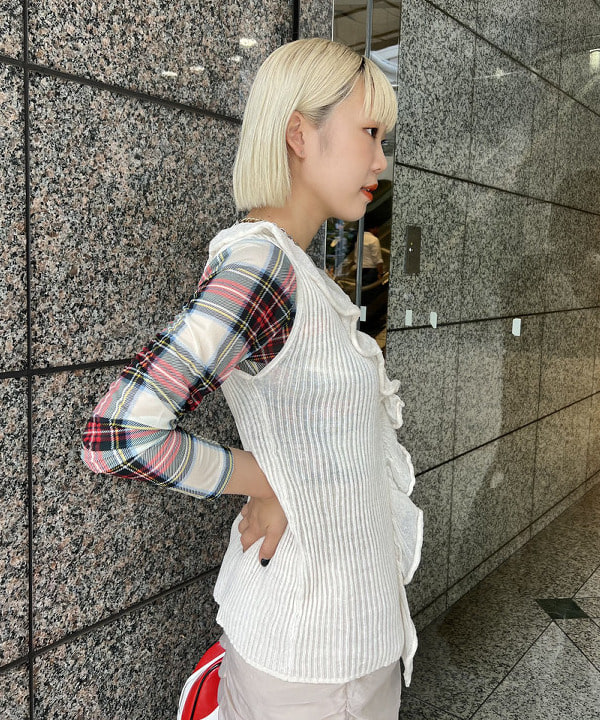 あさひさんの「BEAMS WOMEN｜シアー リブ ラッフル ノースリーブ トップス」を使ったコーディネート
