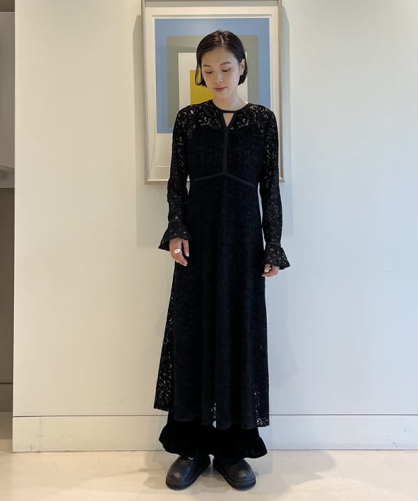 神坂 莉子さんの「BEAMS WOMEN｜フリル ヘム ベロア パンツ」を使ったコーディネート