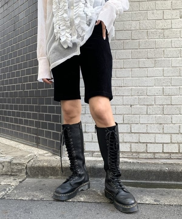 れいなさんの「BEAMS WOMEN｜カット コーデュロイ バイカー ショーツ」を使ったコーディネート