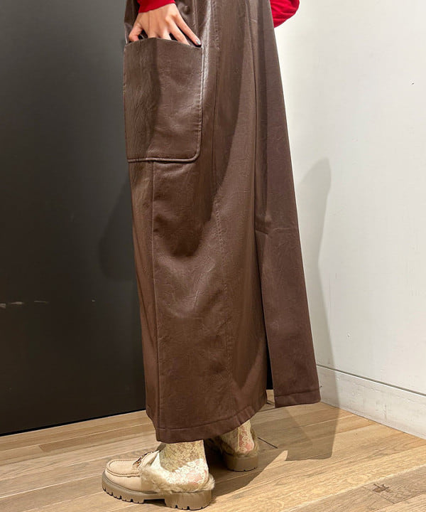 佐藤 亜美さんの「BEAMS WOMEN｜フェイクレザー Vネック ノースリーブ ワンピース」を使ったコーディネート