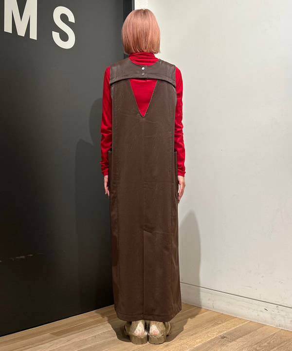 佐藤 亜美さんの「BEAMS WOMEN｜フェイクレザー Vネック ノースリーブ ワンピース」を使ったコーディネート