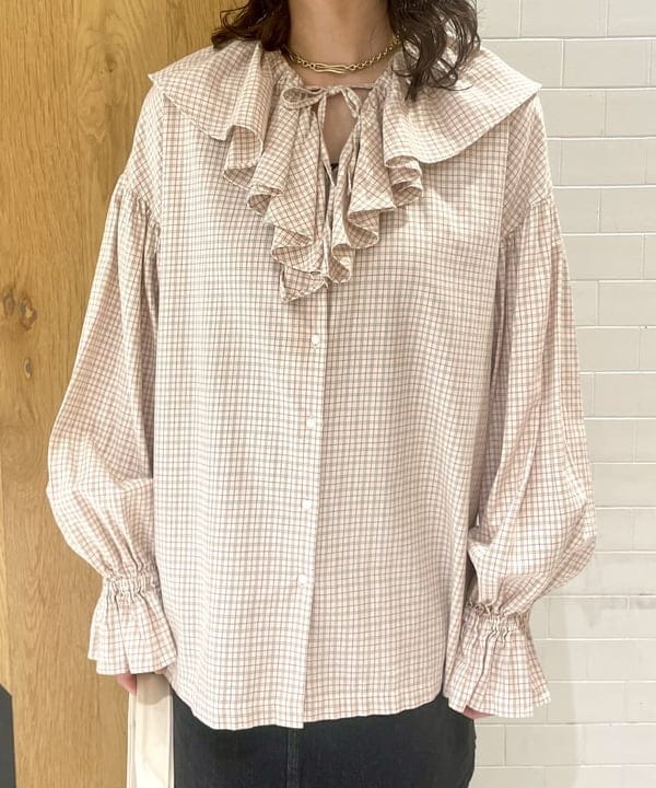笠井 祐希さんの「BEAMS WOMEN｜チェック フリルカラー シャツ」を使ったコーディネート