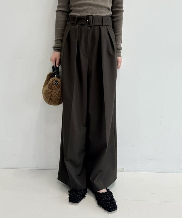 山田 千遥さんの「BEAMS WOMEN｜バックル 2タック ワイドパンツ」を使ったコーディネート