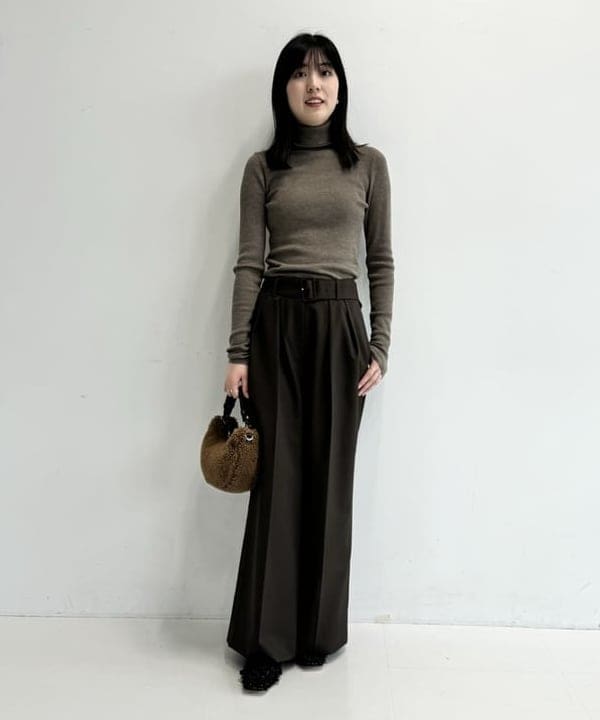 山田 千遥さんの「BEAMS WOMEN｜バックル 2タック ワイドパンツ」を使ったコーディネート