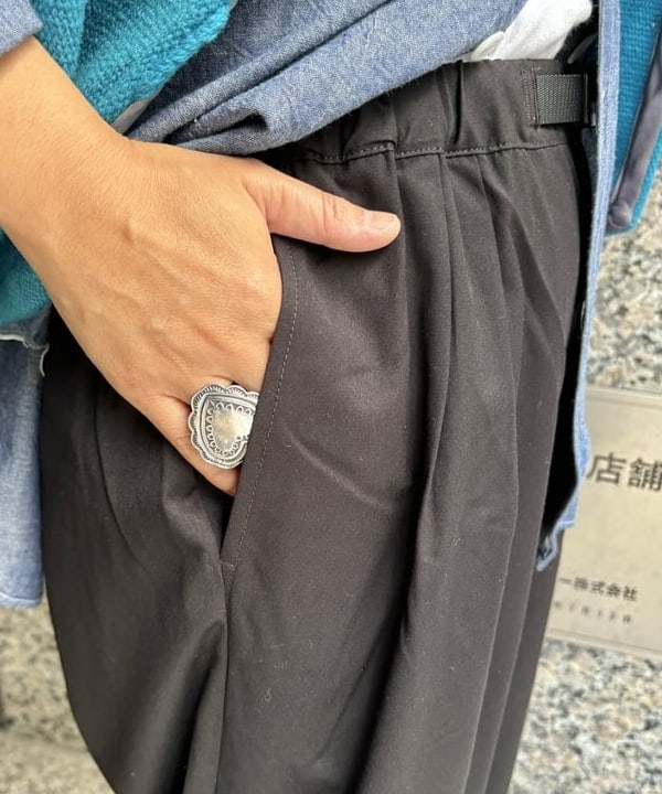 つぼさんの「BEAMS WOMEN｜Gramicci × BEAMS BOY / 別注 2プリーツ ワイド スラックス」を使ったコーディネート
