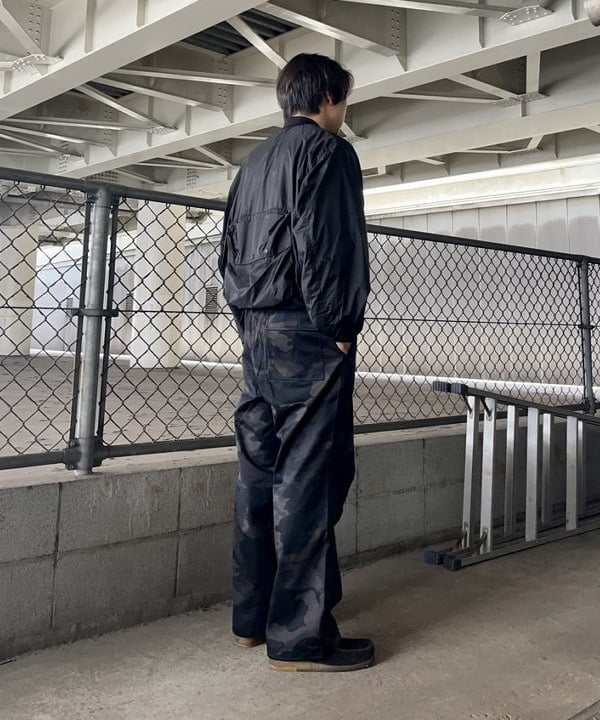 槙山 賢斗さんの「BEAMS WOMEN｜GRAMICCI / 別注 カモ オーバーパンツ」を使ったコーディネート