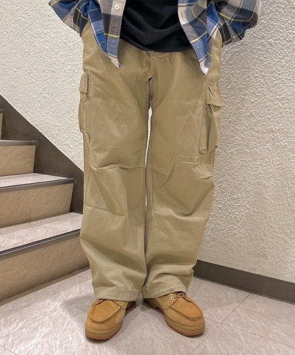 石郷岡 稜さんの「GRAMICCI / 別注 6ポケット カーゴパンツ」を使ったコーディネート