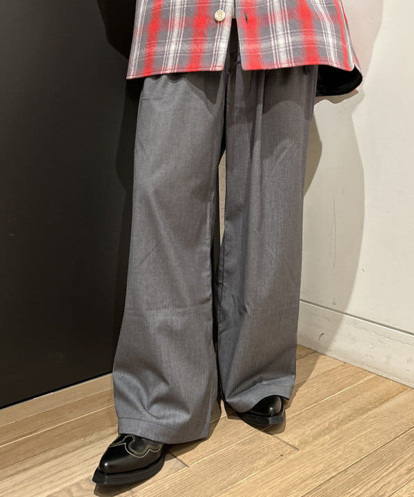 安藤 菜央さんの「BEAMS WOMEN｜Gramicci × BEAMS BOY / 別注 2プリーツ ワイド スラックス」を使ったコーディネート