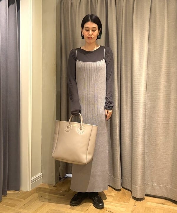 岡 妃呂美さんの「BEAMS WOMEN｜ニット チューブ キャミソールワンピース」を使ったコーディネート
