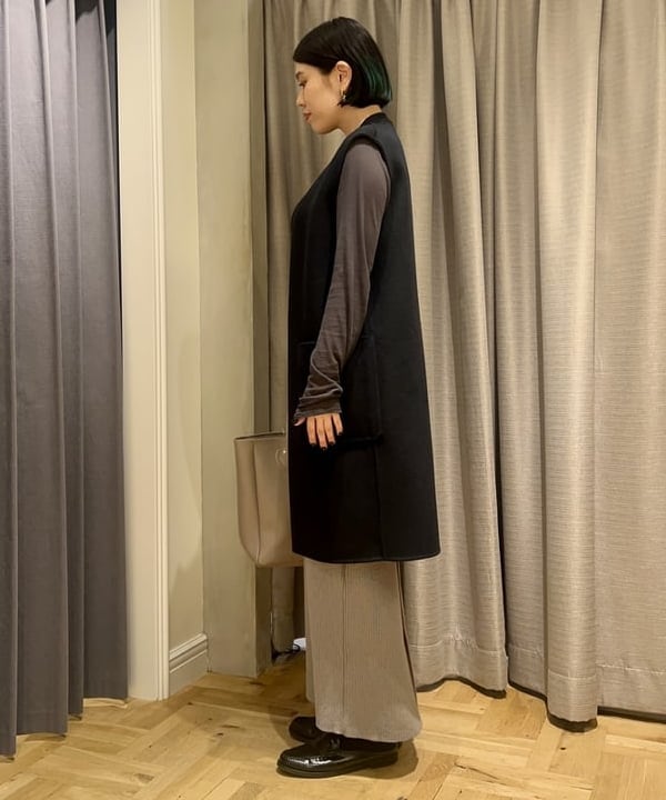 岡 妃呂美さんの「BEAMS WOMEN｜ニット チューブ キャミソールワンピース」を使ったコーディネート