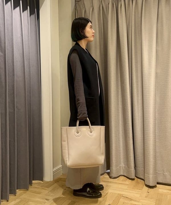 岡 妃呂美さんの「BEAMS WOMEN｜ニット チューブ キャミソールワンピース」を使ったコーディネート