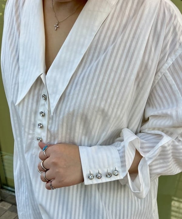 吉田　真実さんの「クリスタル クロス ネックレス」を使ったコーディネート