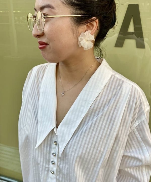吉田　真実さんの「クリスタル クロス ネックレス」を使ったコーディネート