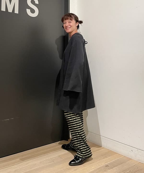 IZUMI MAYUMIさんの「BEAMS WOMEN｜○BOW WOW / 別注 ジャカード フレア パンツ」を使ったコーディネート