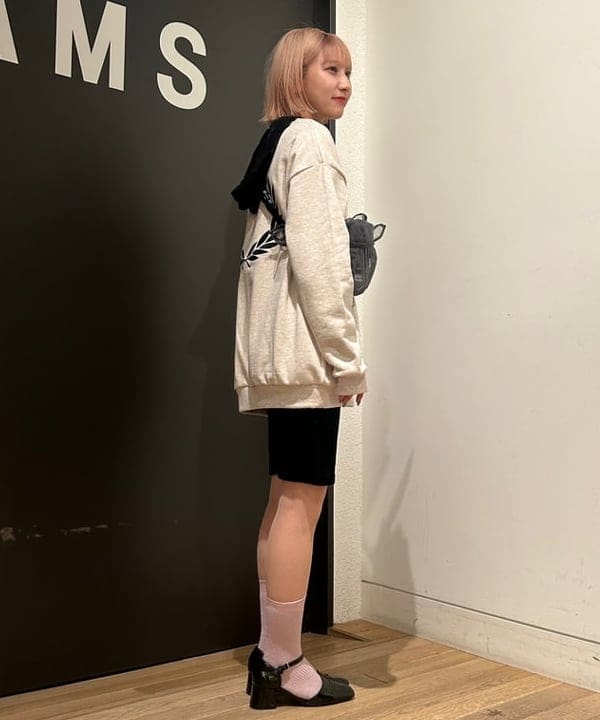 佐藤 亜美さんの「BEAMS WOMEN｜FRED PERRY / 別注 エンブロイダリー クルーネック スウェット」を使ったコーディネート
