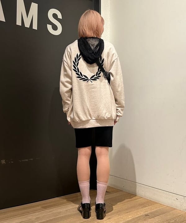 佐藤 亜美さんの「BEAMS WOMEN｜FRED PERRY / 別注 エンブロイダリー クルーネック スウェット」を使ったコーディネート