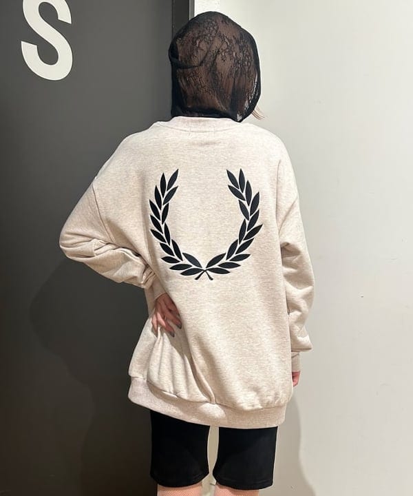佐藤 亜美さんの「BEAMS WOMEN｜FRED PERRY / 別注 エンブロイダリー クルーネック スウェット」を使ったコーディネート