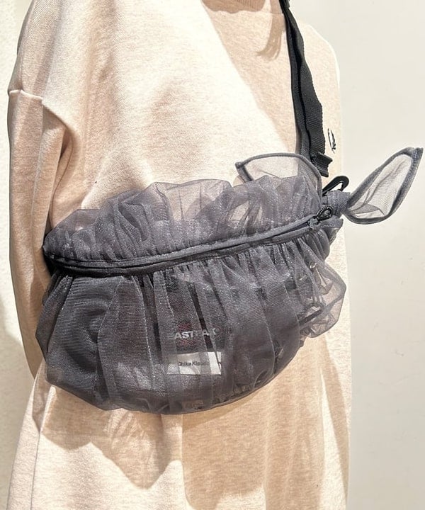 佐藤 亜美さんの「BEAMS WOMEN｜FRED PERRY / 別注 エンブロイダリー クルーネック スウェット」を使ったコーディネート