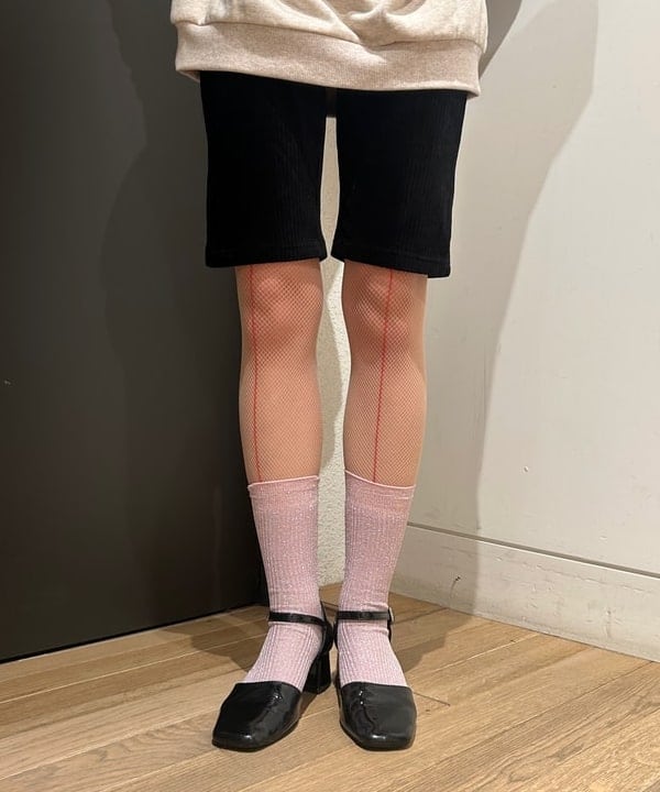 佐藤 亜美さんの「BEAMS WOMEN｜FRED PERRY / 別注 エンブロイダリー クルーネック スウェット」を使ったコーディネート