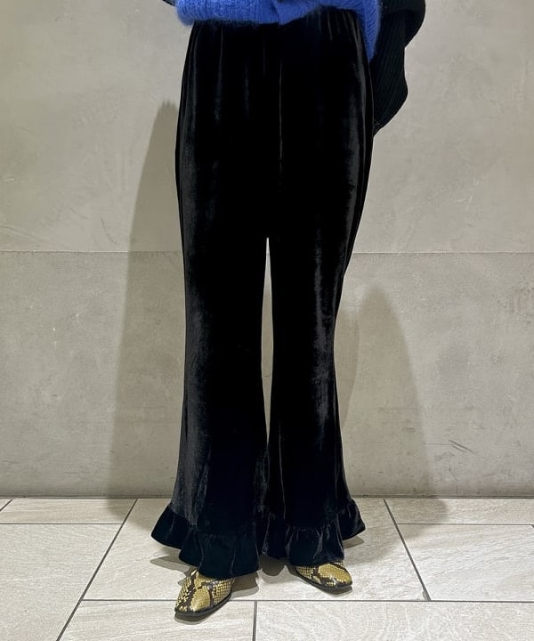 ササキさんの「BEAMS WOMEN｜フリル ヘム ベロア パンツ」を使ったコーディネート