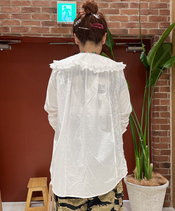 エノモト アミさんの「BEAMS WOMEN｜TORI-TO / 別注 デタッチカラー シャツ」を使ったコーディネート
