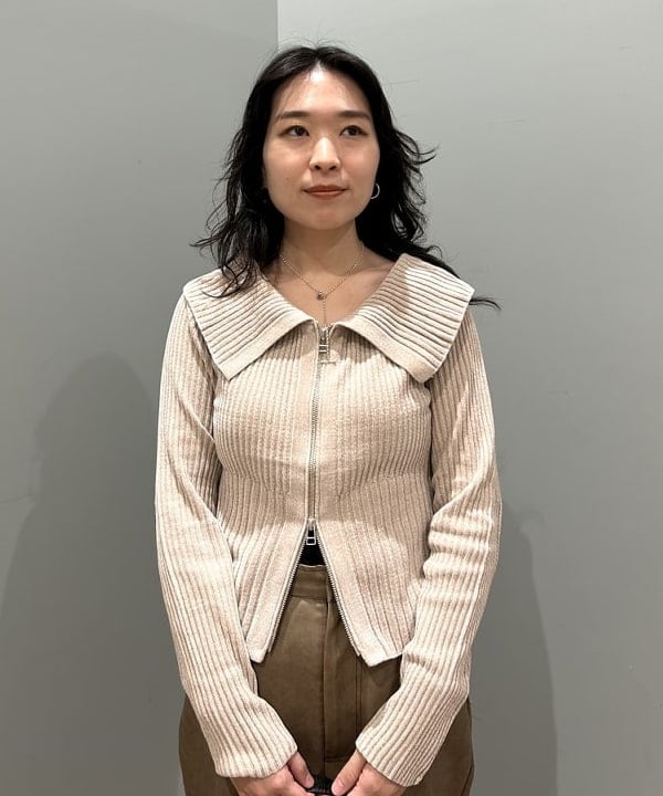 Sakiさんの「BEAMS WOMEN｜ラメ リブ ジップ ビッグ カラー ニット」を使ったコーディネート