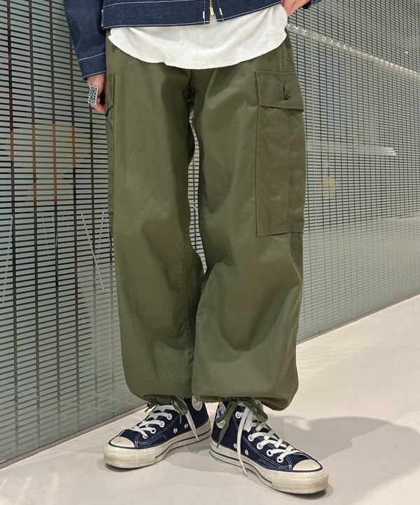 清水 彩乃さんの「BEAMS WOMEN｜【別注】BUZZ RICKSON'S / ポプリン アーミーパンツ」を使ったコーディネート