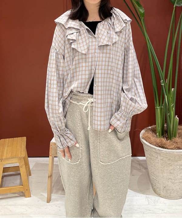 サカサイスズカさんの「BEAMS WOMEN｜チェック フリルカラー シャツ」を使ったコーディネート