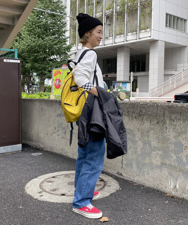 ラクしたい日に都合がいい「真っ白じゃない白」ルーズに着ても