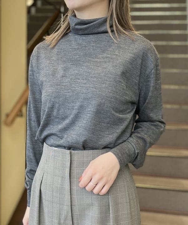 蒲原 捺美さんの「BEAMS WOMEN｜SLOANE / ウール 天竺 タートルネック ニットTシャツ」を使ったコーディネート