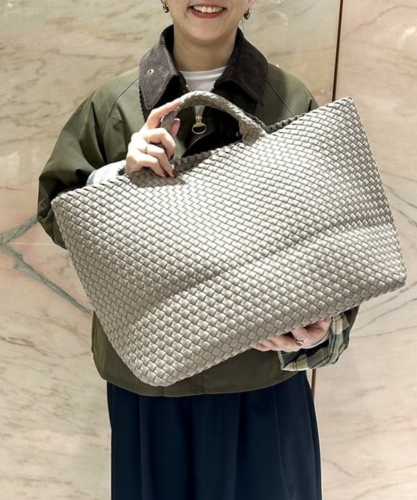 西村 章代さんの「BEAMS WOMEN｜ATON / ウールトロピカル ワイドイージーパンツ」を使ったコーディネート