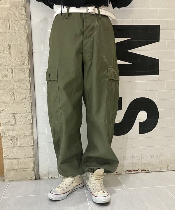 小原 もこさんの「BEAMS WOMEN｜【別注】BUZZ RICKSON'S / ポプリン アーミーパンツ」を使ったコーディネート