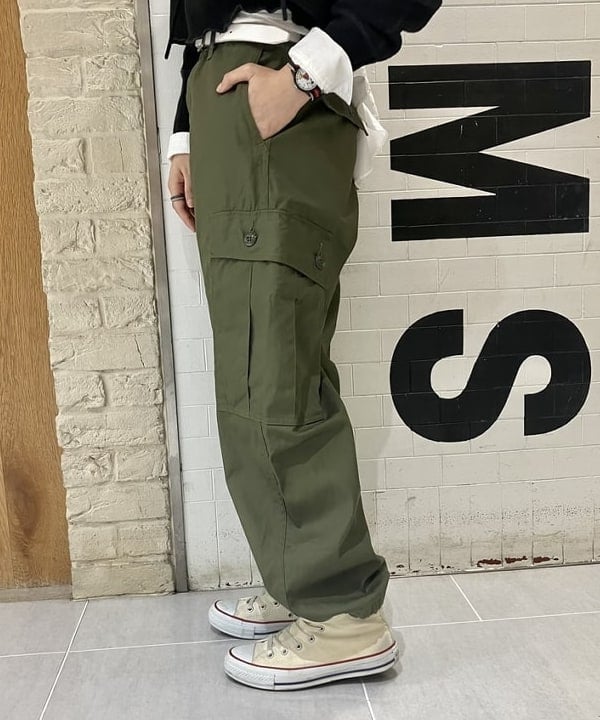 小原 もこさんの「BEAMS WOMEN｜【別注】BUZZ RICKSON'S / ポプリン アーミーパンツ」を使ったコーディネート