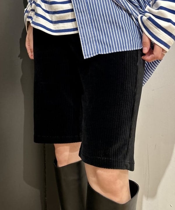 早川 萌子さんの「BEAMS WOMEN｜カット コーデュロイ バイカー ショーツ」を使ったコーディネート