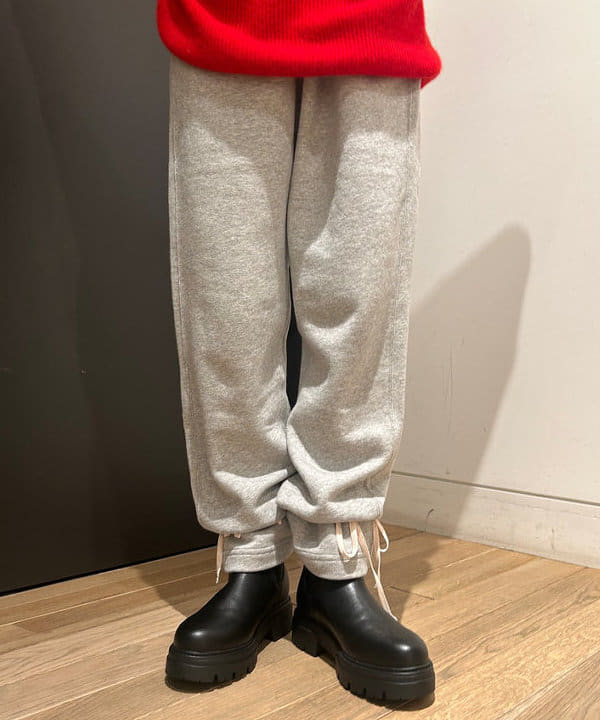 佐藤 亜美さんの「BEAMS WOMEN｜樹脂 パール ロング ネックレス」を使ったコーディネート