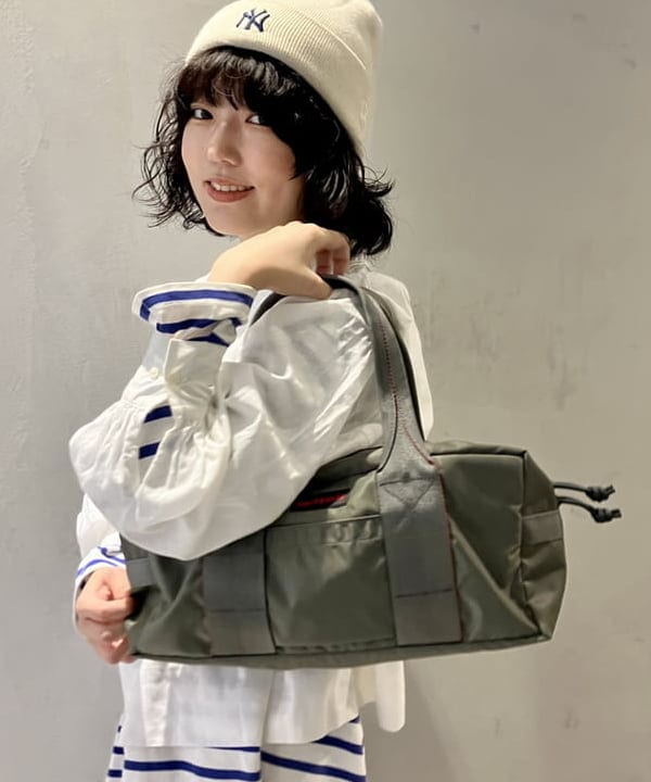 小原 もこさんの「BEAMS WOMEN｜BRIEFING / 別注 トラベル バッグ」を使ったコーディネート
