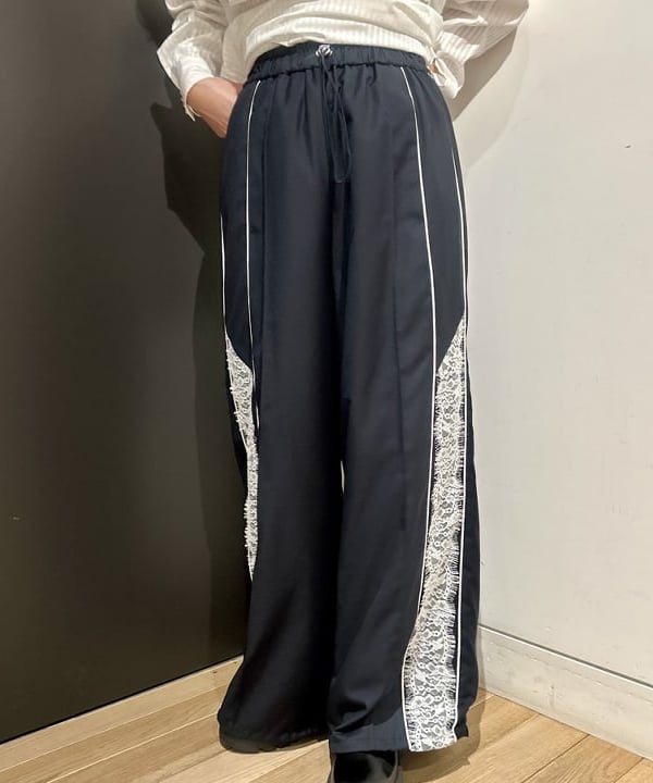 早川 萌子さんの「BEAMS WOMEN｜サイド レース ラインパンツ」を使ったコーディネート