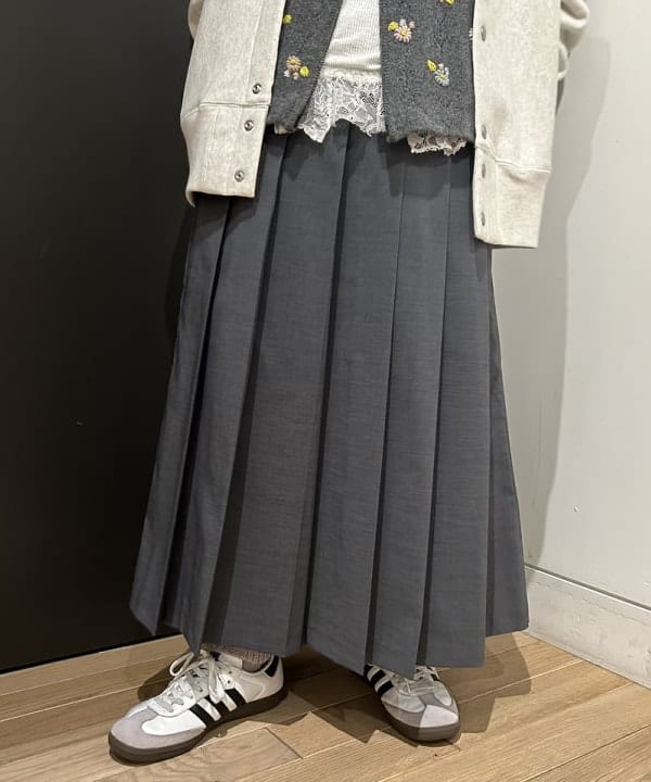 安藤 菜央さんの「BEAMS WOMEN｜ダブル ベルト プリーツ スカート」を使ったコーディネート