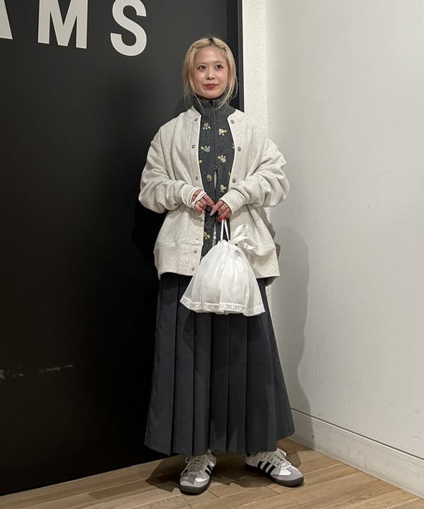 安藤 菜央さんの「BEAMS WOMEN｜ダブル ベルト プリーツ スカート」を使ったコーディネート
