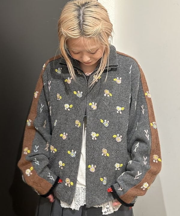 安藤 菜央さんの「BEAMS WOMEN｜ダブル ベルト プリーツ スカート」を使ったコーディネート