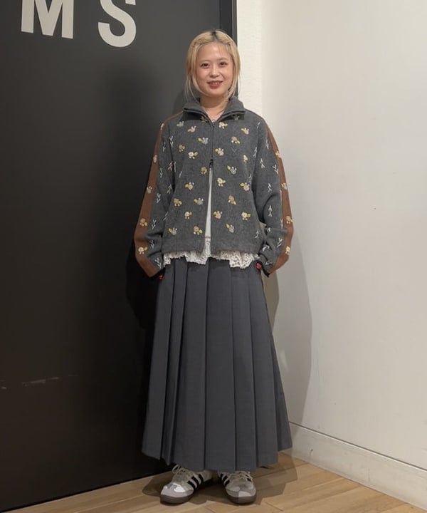 安藤 菜央さんの「BEAMS WOMEN｜ダブル ベルト プリーツ スカート」を使ったコーディネート